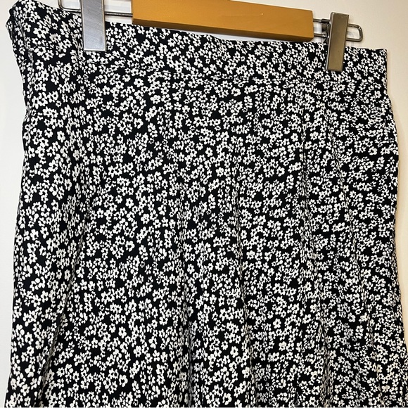 SHEIN Ditsy Floral Print Split Thigh Skirt - Picture 4 of 8